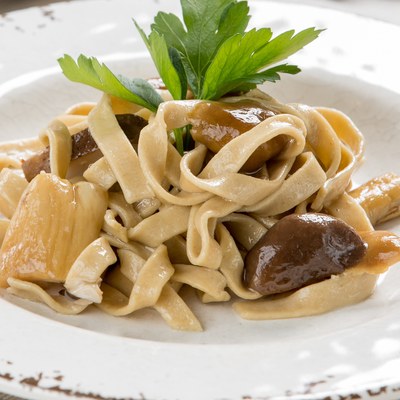 Pasta fresca Fettuccine di castagne con salsa di funghi porcini