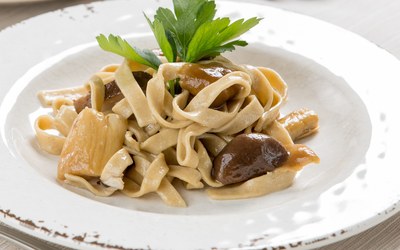 Pasta fresca Fettuccine di castagne con salsa di funghi porcini