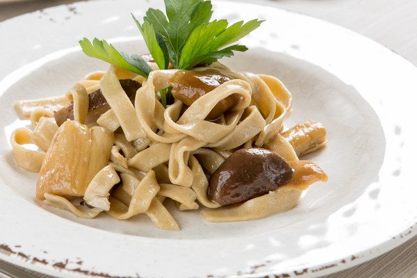 Pasta fresca Fettuccine di castagne con salsa di funghi porcini